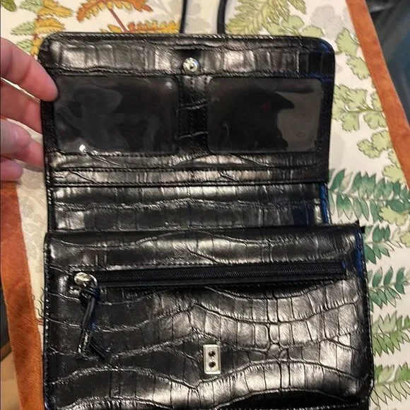 Sleek Black Crossbody Bag with Textured Leather - Picture 3 of 8